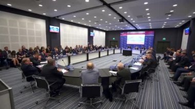 Yuvarlak masa politik kongresi ulusları tartışıyor. Konuşan dinleyiciler mikrofon.