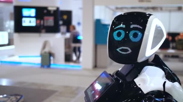 Söt robot blyg ser kamera med kärleksfullt leende pixel digital display. Porträtt. — Stockvideo