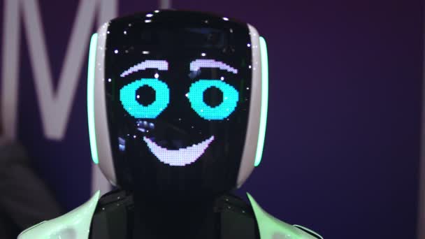 Hjärtslag robot på pixel display utseende kamera. Le anroid älskar människor. Porträtt på nära håll. — Stockvideo