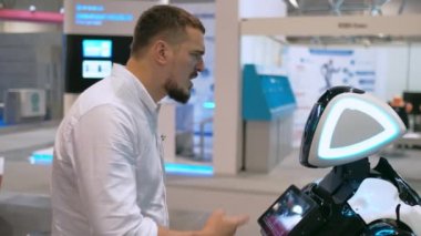 Teknolojik çatışma 4K 'de insanlar robotlara bağırıyor. Öfkeli adam sayborgla konuşuyor..