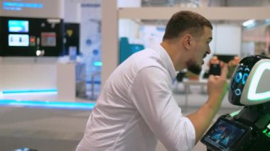 Teknolojik çatışma 4K 'de bağıran bir robot. Öfkeli adam androidle konuşuyor.