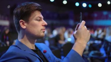 İnsanlar fotoğraf telefonlarıyla kalabalık bir iş konferansı düzenliyor. Oditoryum dinleyicisi.