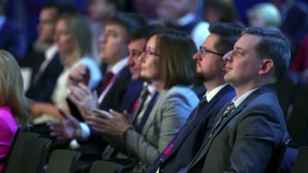 Aplausos concurridos público gente de negocios. Grupo foro hombre aplaudir orador discurso. — Vídeos de Stock