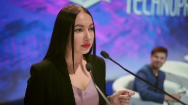 Sözcü kadın sahne mikrofonu dinleyicileri konuşuyor. Eğitici konuşma.