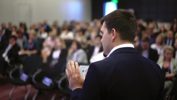 Presentator spreker conferentie talk auditorium podium mic. Spraakzakenlieden. — Stockvideo