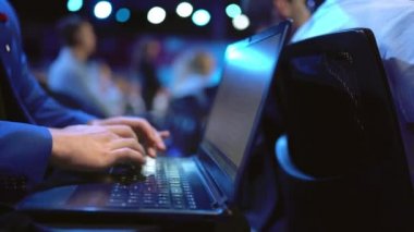 Oditoryum grubu öğrencisi klavye tipi not defteri yakın plan. Laptop işletme fakültesi