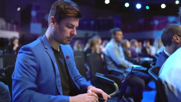 Люди чоловічого костюма тип клавіатури ноутбук натовпу аудиторії. Ноутбуки бізнесмени — стокове відео