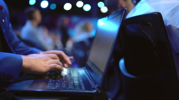 극한 그룹 학생들이 키보드 노트북을 클로즈업 합니다. 노트북 비즈니스 대학 — 비디오