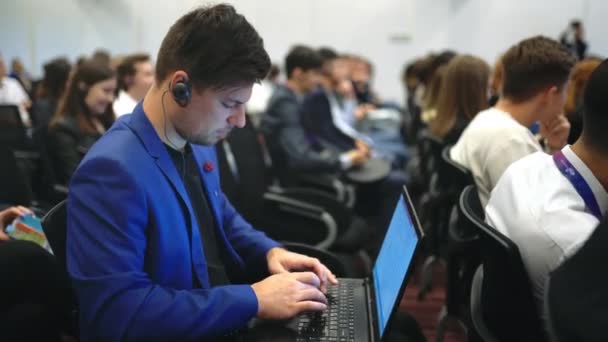 Estudantes de negócios fórum tipo notebook palestra multidão audiência faculdade. Portátil homem — Vídeo de Stock