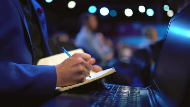 Pubblico Forum studente folla scrivere blocco note primo piano. Uomini d'affari scrittura discorso. — Video Stock