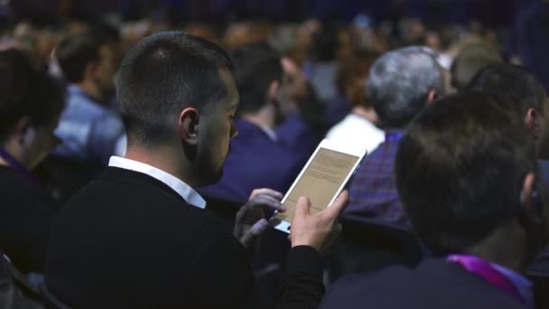 Student přeplněné publikum psaní tablet text přednáška vysoká škola. Muž použít dotykovou podložku. — Stock video