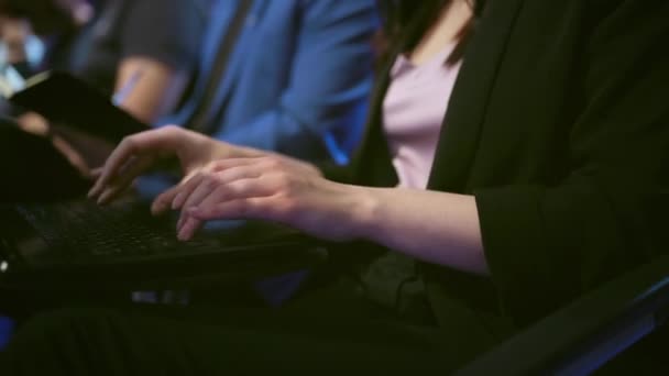 극한 그룹 학생들이 키보드 노트북을 클로즈업 합니다. 노트북 사업을 하는 여성. — 비디오