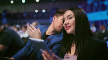 Gülümseyen iş kadını tartışma konuşmacısı kalabalık konferans salonu forumu. İnsanlar.