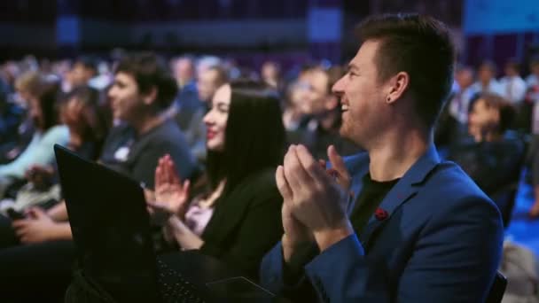 Aplausos audiencia hombres de negocios felices. Sonrisa aplaudiendo apretado auditorio foro. — Vídeo de stock