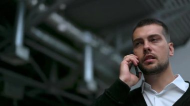İş adamı iş arkadaşlarıyla telefonda konuşuyor. Kapatma. Çalışma bölgesi 4K 'de kal..