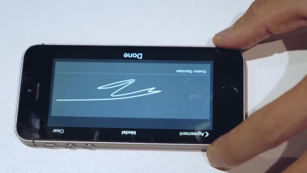 Sign privacy finger on touch screen phone close seup. Люди подписались рукой на планшете. — стоковое видео