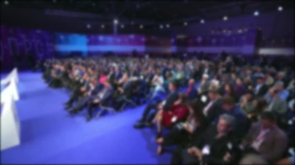 Crowded audience forum listen speaker. Auditorium viewer group business people. — Stock Video