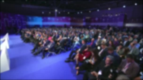 Drukke publiek forum luisteren spreker. Auditorium viewer groep zakelijke mensen. — Stockvideo