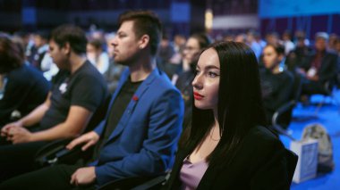 Seyirci grubu öğrenci koleji. İş kadını ofis öğreniyor. Eğitim forumu erkekleri