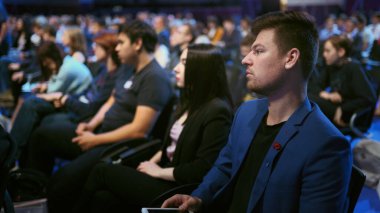 Kalabalık öğrenciler iş adamı konuşmaları dinliyor. Seyirciler Eğitim Semineri.