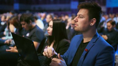 İnsanlar klavye tipi klavye tipi kalabalık konser salonu. Dizüstü bilgisayar işçileri.