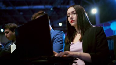 Klavye dizüstü bilgisayar forumu seyircisi. İş kadını dizüstü bilgisayar kullanıyor.