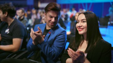 Seyirci alkışlıyor. Kalabalık iş arkadaşları alkışlıyor. Gülümseyen kadın eğlence forumu.