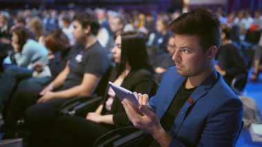 Kalabalık öğrenci eğitim forumu tipi not defteri. Salon çalışanları iş okuyor..