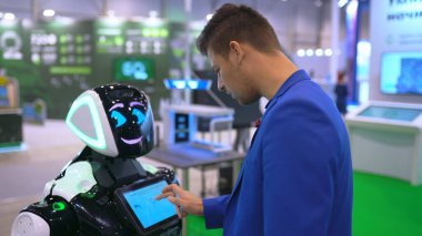 Dokunmatik ekran robotuna tıklayan adam dijital veri tabanı bilgisi 4K öğreniyor.