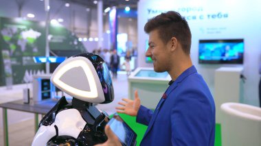 Takım elbiseli adam tatlı cyborg 4K 'ya sarılıyor. İnsanlar yeni arkadaşlarıyla tanışmaktan hoşlanırlar..