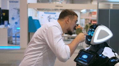 Teknolojik çatışma 4K 'de bağıran bir robot. Öfkeli adam androidle konuşuyor.