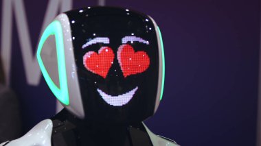 Nabız kalp sayborg dijital görüntü. Gülümse robot aşkı. Portre yakın plan. 4k