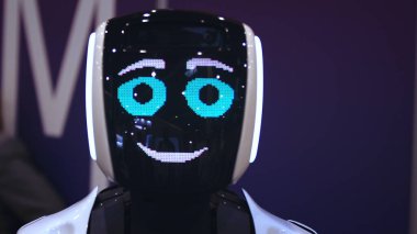 Piksel ekranda kalp atışı robotu. Kameraya bak. Gülümse android insanları sever. Portre yakın çekim.