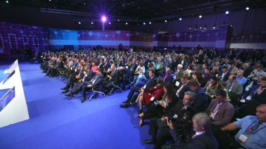 Kalabalık seyirci konferansı, dinleyin. Oditoryum izleyici grubu iş adamları.