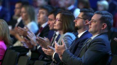 Kalabalık iş adamlarını alkışlayın. Forum Grubu Başkanı konuşma hoparlörü.