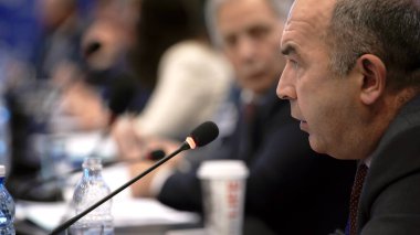 Siyasi zirve. Uluslararası konuşma mikrofonu. İzleyici kongresini tartışıyor.