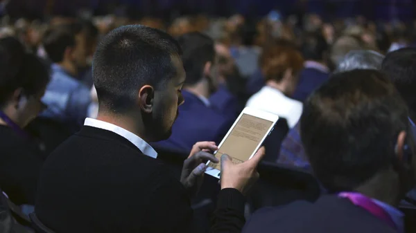 Studente pubblico affollato digitando tablet testo lezione college. Uso uomo touch pad. — Foto Stock