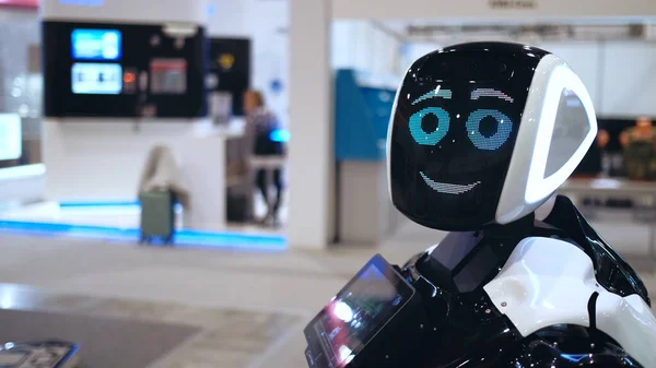 Bonito robô tímido olhando câmera com amoroso sorriso pixel display digital. Retrato. — Fotografia de Stock