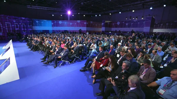 Fórum público lotado ouvir alto-falante. Grupo de espectadores de auditório empresários. — Fotografia de Stock