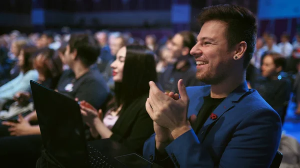 Potlesk divákům, šťastní obchodníci. Úsměv tleskání přeplněné auditorium fórum. Stock Snímky