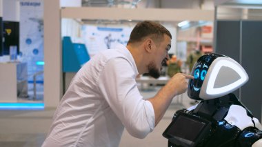 Teknolojik çatışma 4K 'de bağıran bir robot. Öfkeli adam androidle konuşuyor.