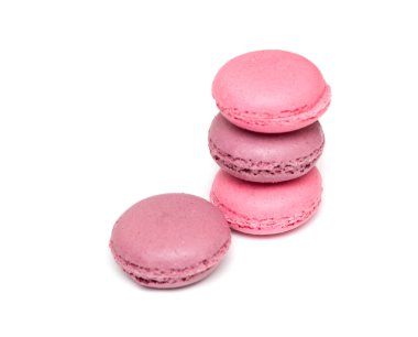 Beyaz arka planda dört makarna.