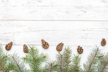 Köknar dalları ve kozalaklı Noel kompozisyonu. Düz yatış, üst görünüm