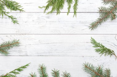 Köknar dalları çerçeveli Noel kompozisyonu. Düz yatış, üst görünüm