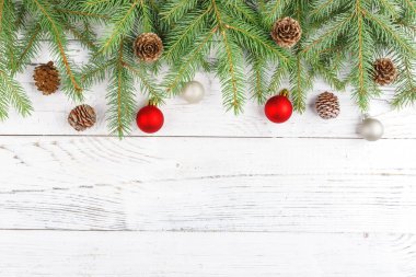 Noel kompozisyonu, köknar dalları, Noel süslemeleri ve çam kozalakları. Düz yatış, üst görünüm