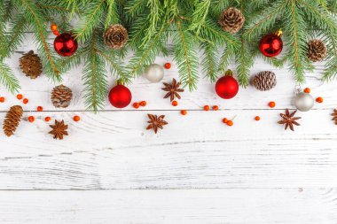 Noel kompozisyonu, köknar dalları, Noel süslemeleri ve çam kozalakları. Düz yatış, üst görünüm