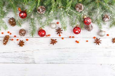 Noel kompozisyonu, köknar dalları, Noel süslemeleri ve çam kozalakları. Düz yatış, üst görünüm