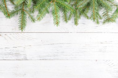 Köknar dalları çerçeveli Noel kompozisyonu. Düz yatış, üst görünüm