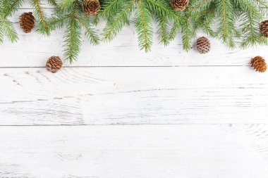 Köknar dalları ve kozalaklı Noel kompozisyonu. Düz yatış, üst görünüm