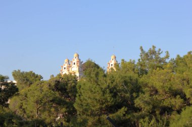 Side, Türkiye. Elmas Premium otel ve Spa. Çam ağaçlarının kuleleri.